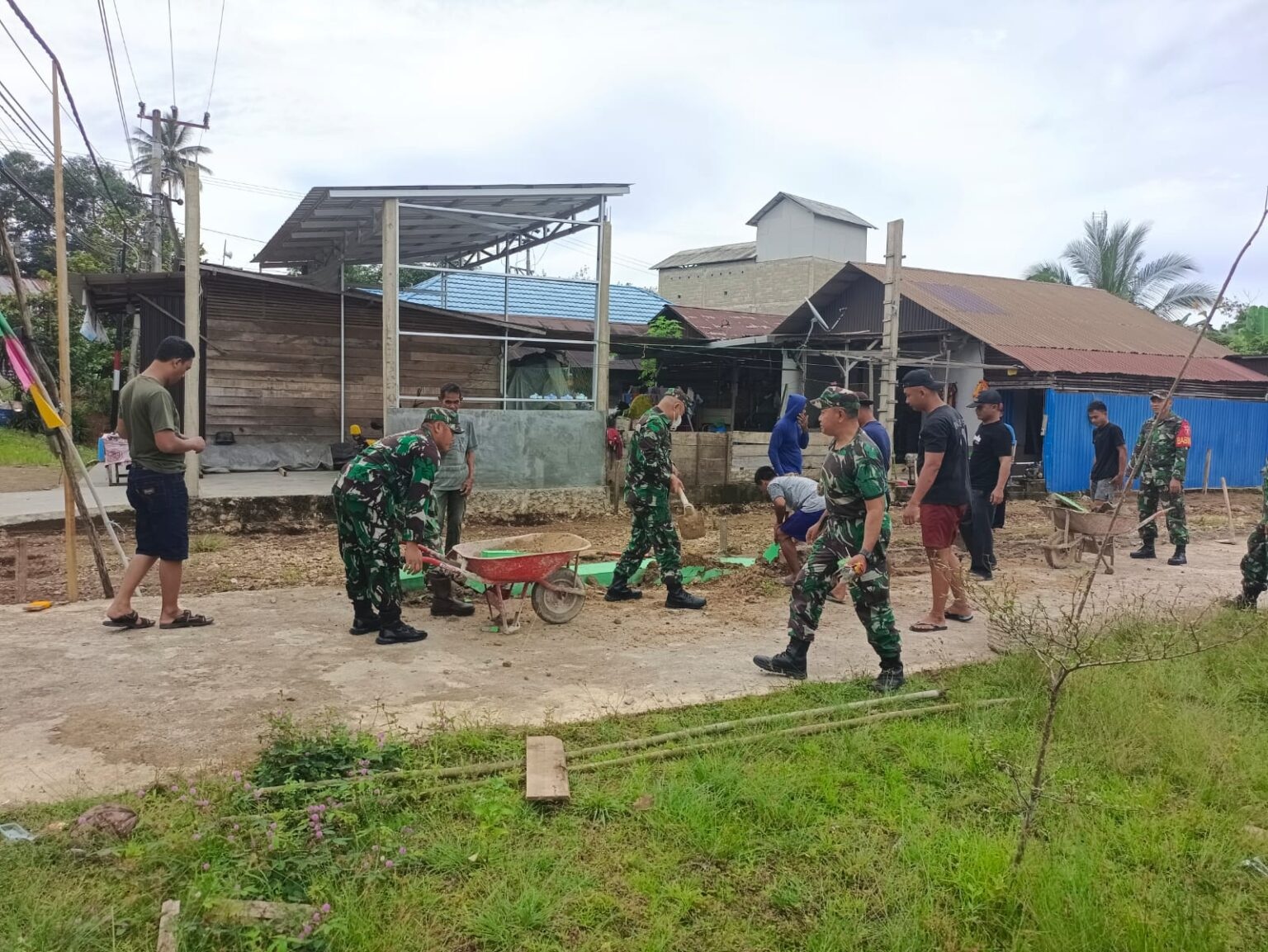 Sinergi TNI dan Masyarakat: Karya Bakti Babinsa Koramil Muara Uya di Langgar Miftahul Khair