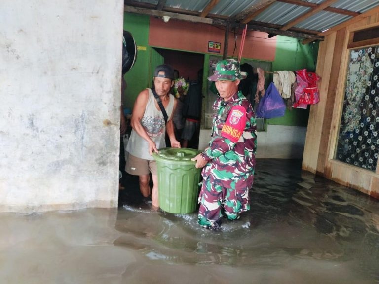 Personel Kodim 1009/Tanah Laut Bantu Evakuasi Warga Yang Terdampak Banjir Di Wilayah Kecamatan Kurau