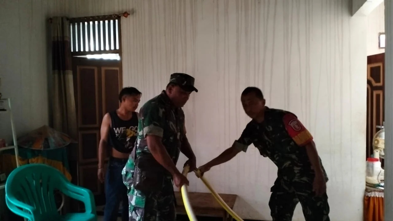Babinsa Koramil 04/Tanjung Redeb: Dengan Sigap Bantu Padamkan Kebakaran Rumah.