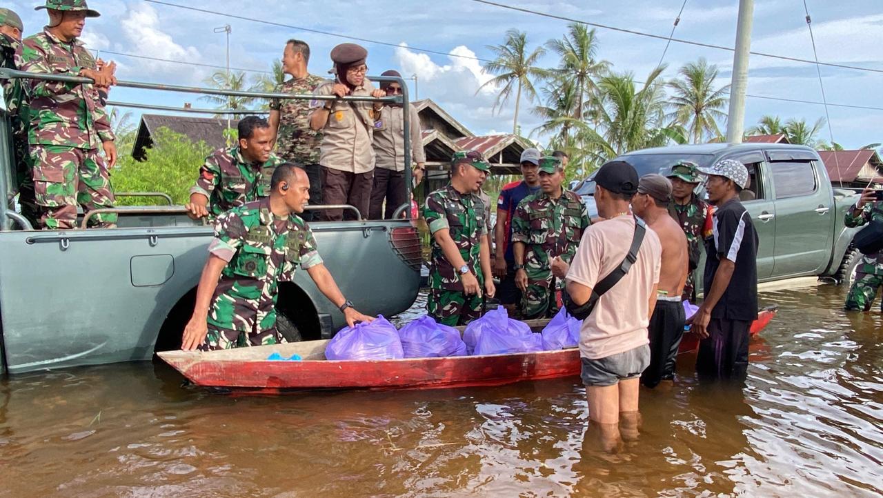 Dandim 1009/Tanah Laut Sapa Warga Serta Berikan Bantuan Logistik Kepada Warga Yang Terdampak Banjir Di Kecamatan Kurau
