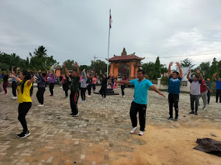 Jaga Imun Tubuh, Babinsa Koramil 1022-06/Sungai Loban Senam Bersama Masyarakat