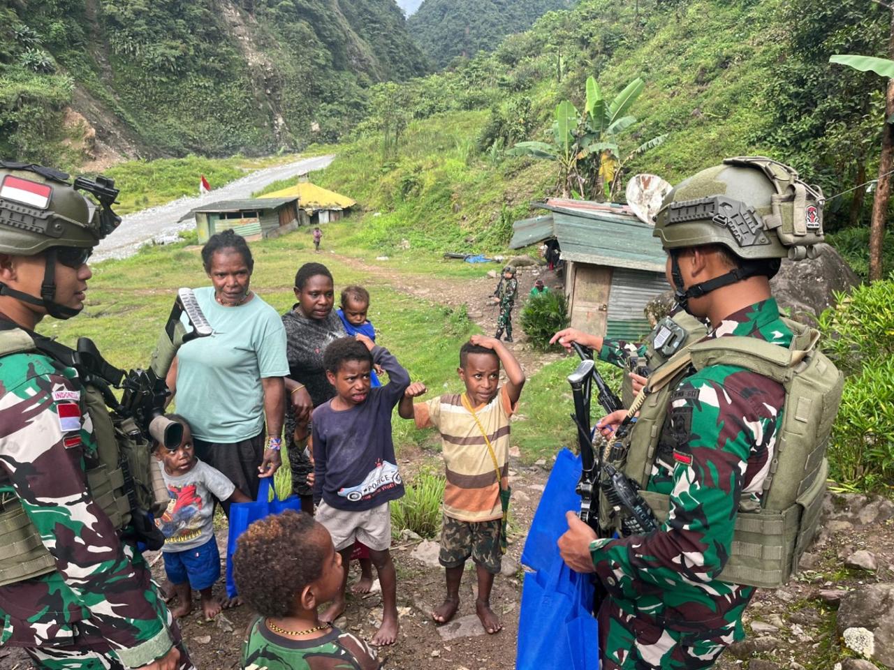 Satgas Yonif 611/Awl Kembali Lakukan Kegiatan Sosial Pembagian Logistik Ke Masyarakat Mimika