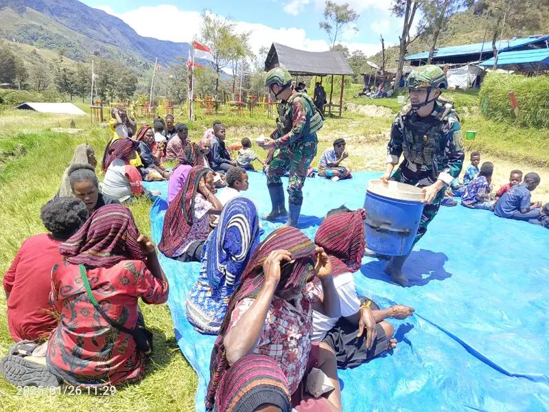 Satgas Yonif 614/Raja Pandhita Bagikan 200 Makanan Bergizi Kepada Masyarakat Tima