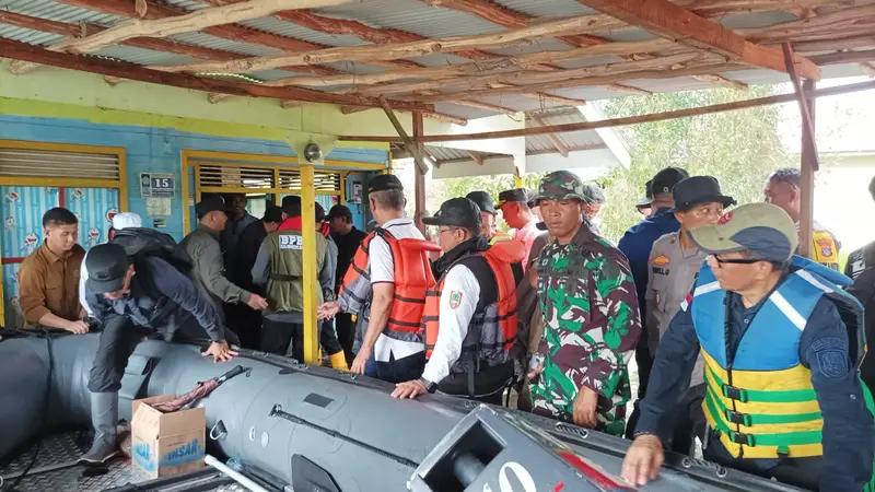 Banjir Belum Surut , Babinsa, Bhabinkamtibmas dan Petugas Gabungan Siaga Bencana Mintigasi Serta Salurkan Bantuan Kewarga
