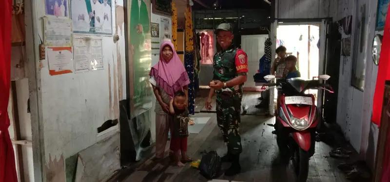 Babinsa Koramil 1005-08/Anjir Muara Berikan Bantuan Telur Rebus kepada Anak Penderita Stunting