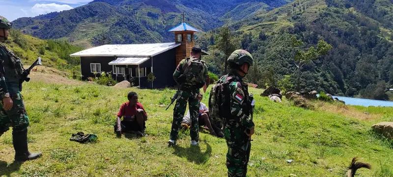 Satgas Yonif 614/RJP Melakukan Anjangsana dan Pemberian Sembako di Kampung Wame