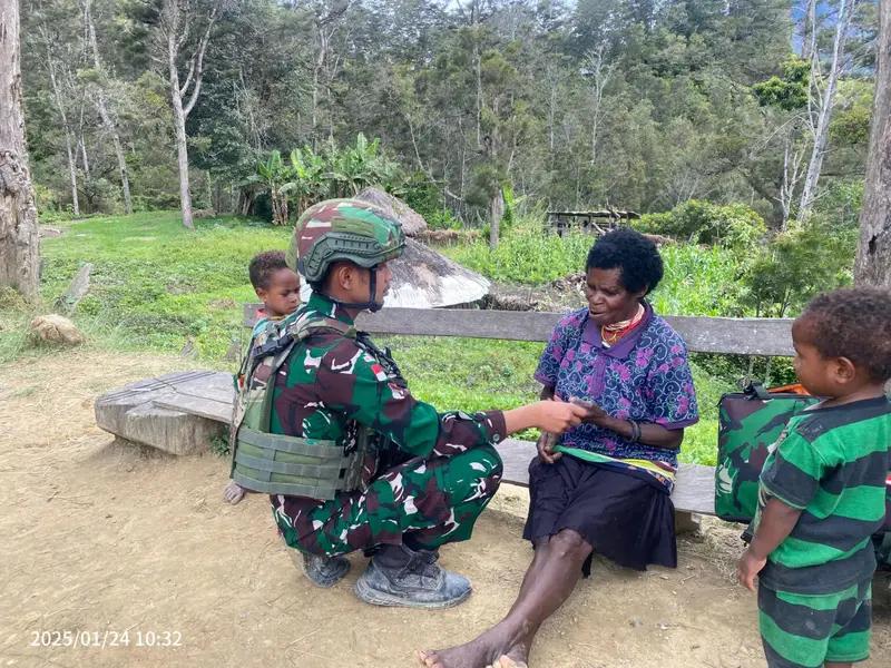 Satgas Yonif 614/RJP Melakukan Anjangsana dan Pemberian Sembako di Kampung Wame