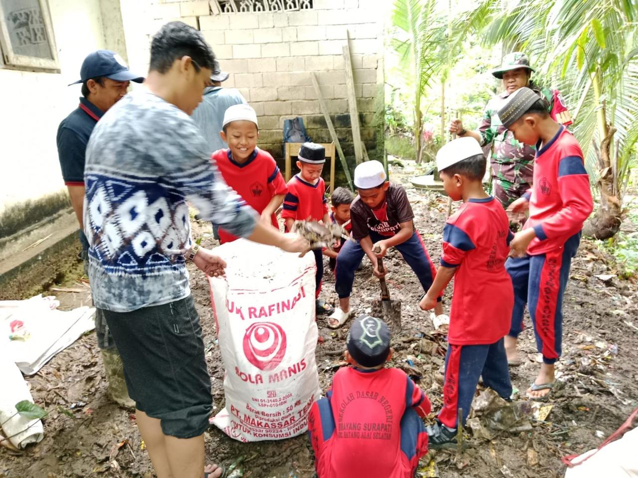 Koramil Batang Alai Selatan Gelar Aksi Bersih, Edukasi Siswa SDN Surapati tentang Pentingnya Kebersihan Lingkungan