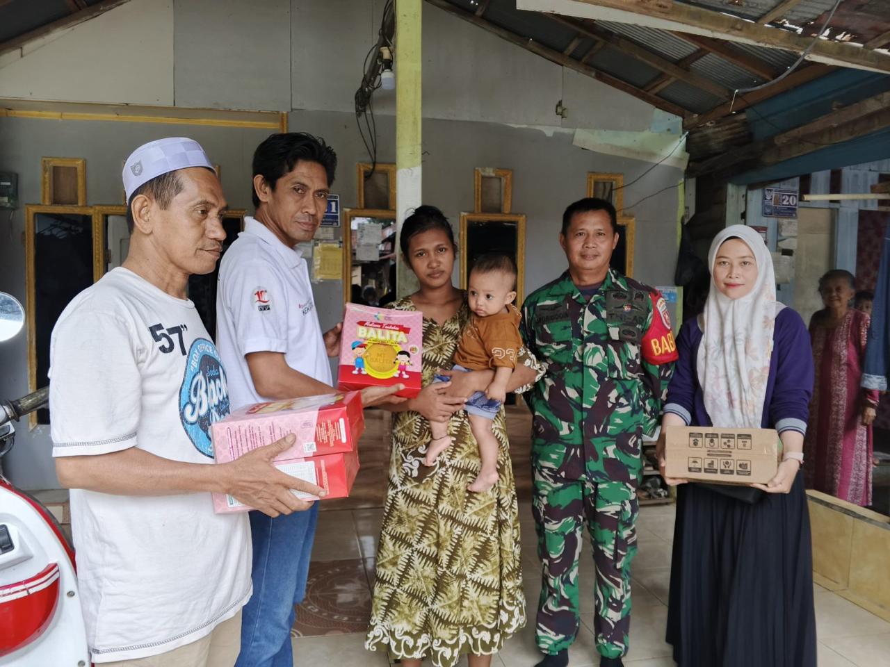 Banjir Belum Surut , Babinsa, Bhabinkamtibmas dan Petugas Gabungan Siaga Bencana Mintigasi Serta Salurkan Bantuan Kewarga