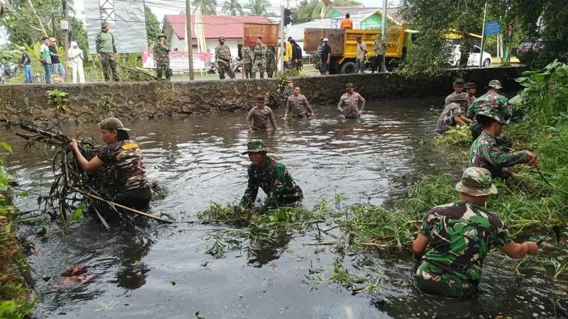 Dandim 1005/Barito Kuala Pimpin Aksi Pembersihan Sungai Jaka Timbul, Wujudkan Lingkungan Bersih dan Sehat