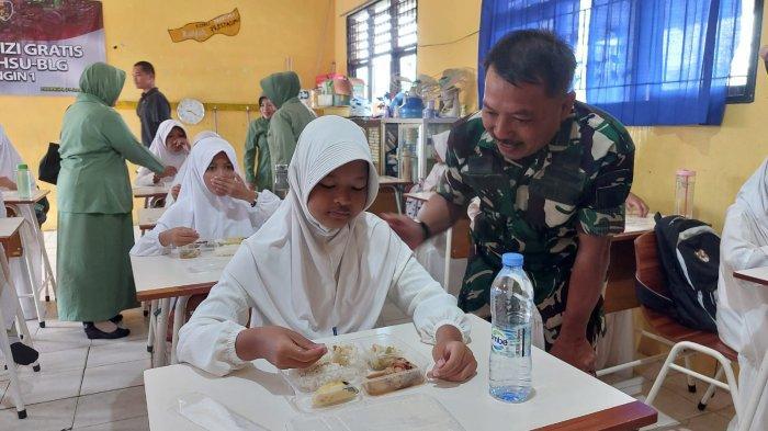 Uji Coba Makan Bergizi Gratis di SDN Paringin 1, Atifah Senang Menu yang Disajikan