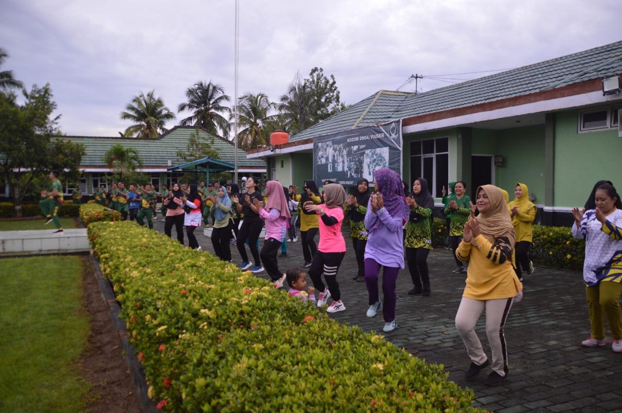 Anggota Kodim 0904/Paser Beserta Persit KCK Cab XVII Terapkan Gaya Hidup Sehat