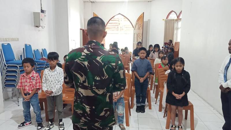 Satgas Yonif 614/RJP Mengajar Nilai Keagamaan kepada Anak-Anak Papua