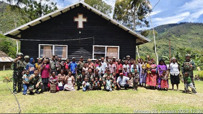 Satgas Yonif 614/Raja Pandhita Berbagi Kasih dengan Membagikan Makanan Bergizi