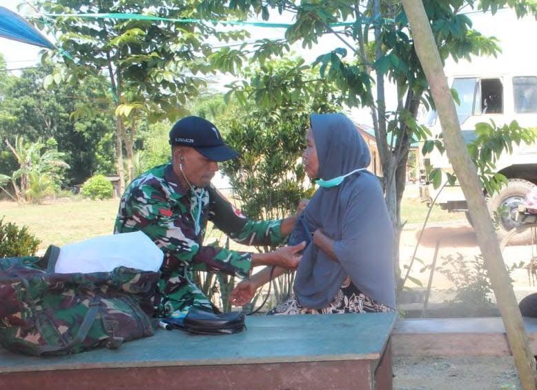 Tim Kesehatan Kodim 1009/Tanah Laut Turut Hadir Di Lokasi Bantu Warga Terdampak Banjir Di Kecamatan Kurau