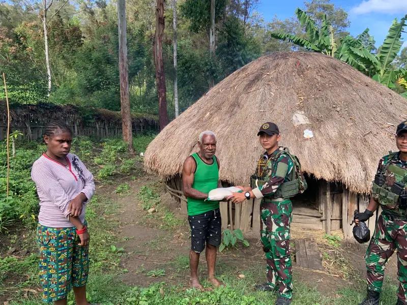 Satgas Yonif 614/Raja Pandhita: Membantu Warga di Perbatasan Papua dengan Berbagi Sembako