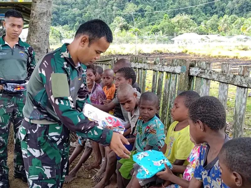 Satgas Yonif 614/Raja Pandhita Berbagi Kasih dengan Anak-Anak Papua