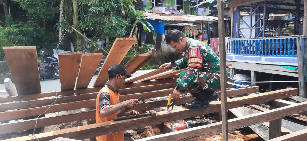 Pererat Hubungan TNI Rakyat,Babinsa Koramil 0907/04 Tarut Bantu Bangun Rumah Warga Binaan