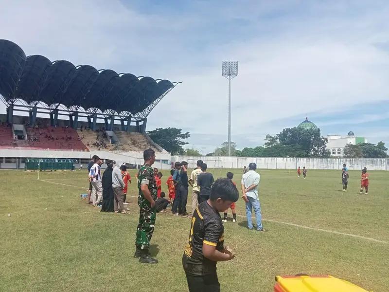 Dukung Kegiatan Olah Raga, Babinsa Nipah-Nipah Amankan Pertandingan Persahabatan Sepak Bola