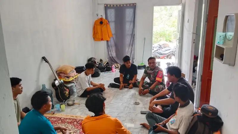 Jalin Sisahturahmi, Babinsa Gunung Intan Komsos Dengan Mahasiswa KKN Uniba