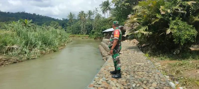 Pengecekan Luapan Air Dilakukan Babinsa Piani, Pasca Hujan Lebat di Wilayah