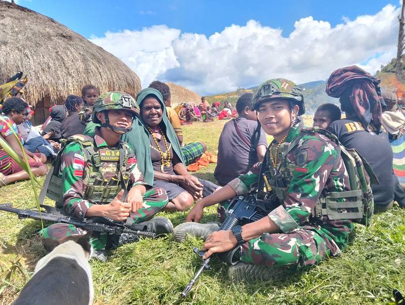 Satgas Yonif 614/Raja Pandhita Hadiri Acara Adat Pemakaman Warga Papua