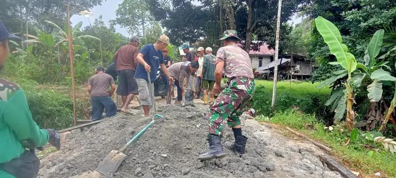 Babinsa Suka Raja Ajak Warga Gotong Royong Perbaiki Jembatan