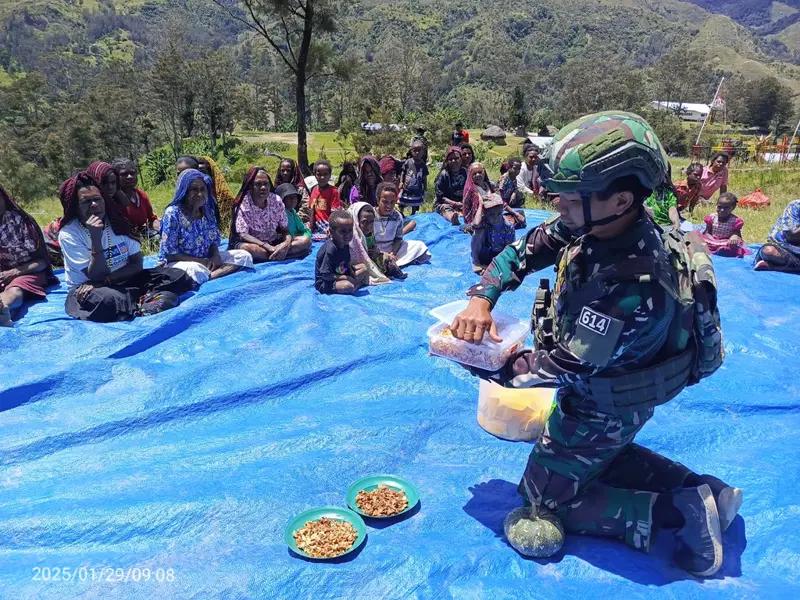 Edukasi Pembuatan Keripik Labu Kuning, Satgas Yonif 614/Raja Pandhita Berkontribusi untuk Masyarakat Tima