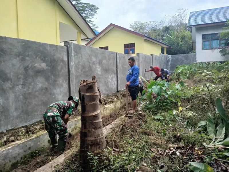 Gotong Royong Membersihkan Saluran Air, Babinsa Koramil 1001-01/Juai Bersama Warga