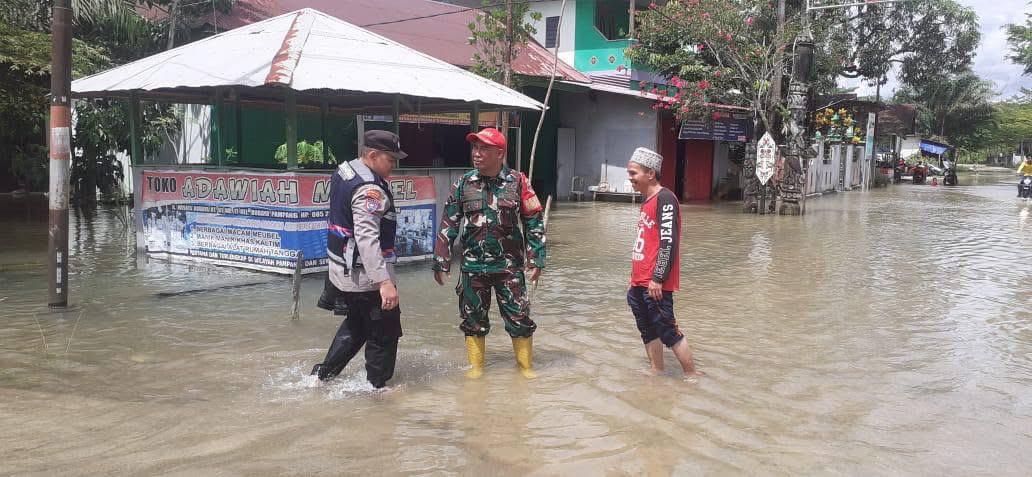 Babinsa Kelurahan Budaya PampangBantu Salurkan Bantuan Kepada Korban Banjir