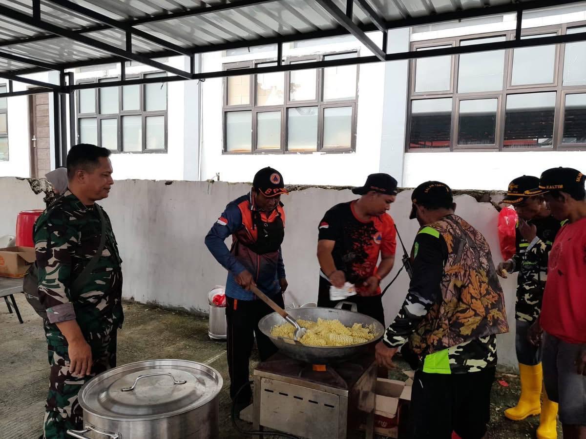 Bantu Masyarakat, Koramil Samarinda Utara Bersama BPBD dan Relawan Dirikan Posko Banjir dan Dapur Umum