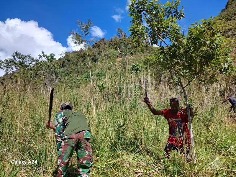 Satgas Yonif 614/Raja Pandhita Peduli dengan Masyarakat, Bantu Membuka Lahan Berkebun di Balingga