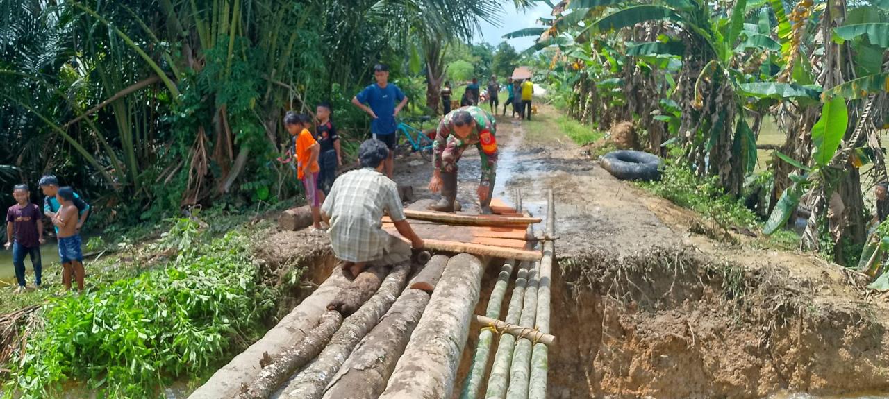 Bukti Nyata Sinergitas TNI dan Rakyat, Babinsa Koramil 05/Pandawan Dan Warga Masirsan Buat Jembatan Darurat