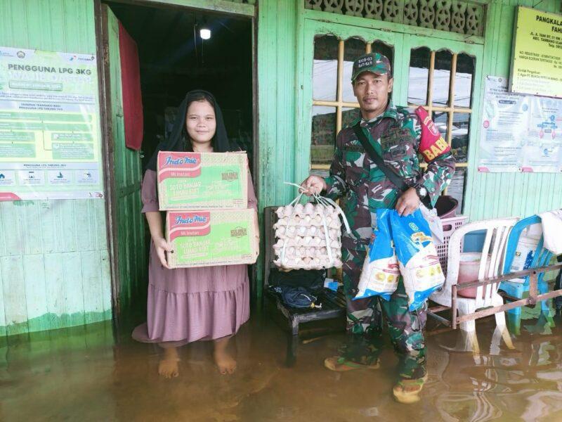 Peduli Dengan Warga Desa Binaan Personel Kodim 1009/Tla Selalu Hadir Di Tengah Masyarakat Yang Terdampak Banjir