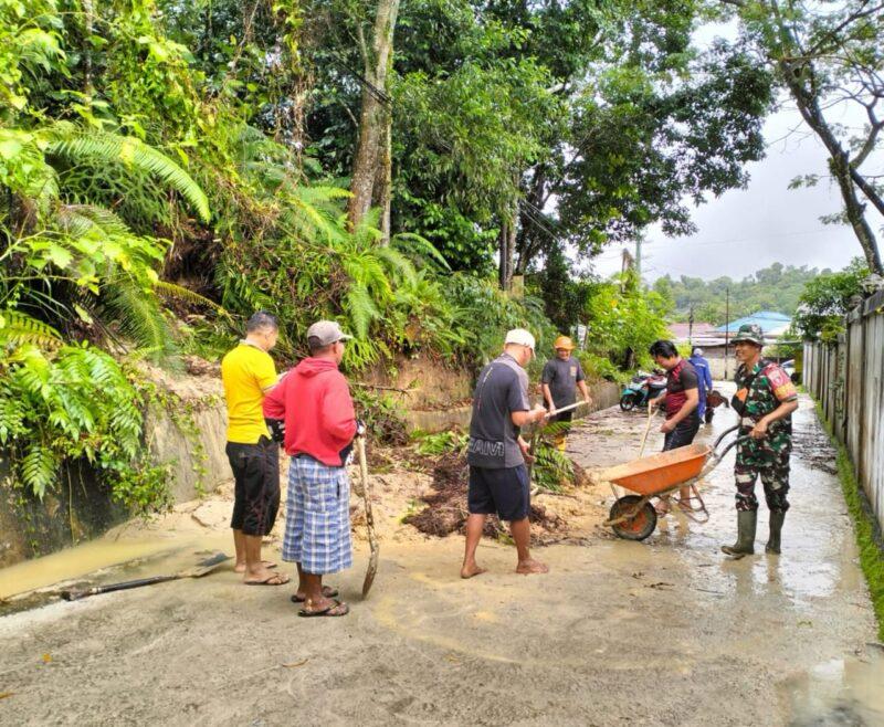 Gerak Cepat,Babinsa Koramil 0907/02 Tarteng Dan Warga Bersihkan Jalan Akibat Tanah Longsor