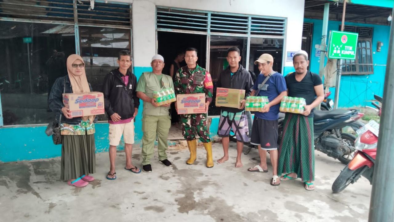 Dibantu Babinsa Salurkan  450 Paket Sembako Kepada Warga Dampak Banjir Desa Pasayangan