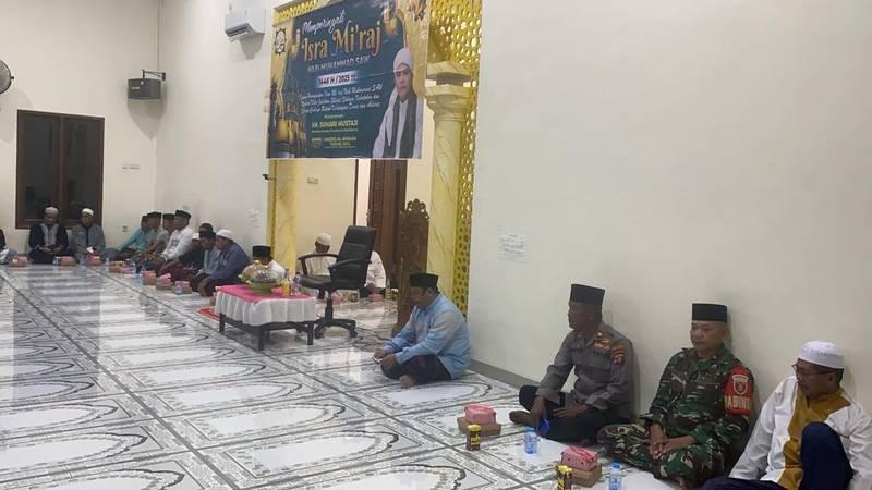 Hadiri Isra’ Mi’raj, Babinsa Koramil 03/P. Derawan Jalin Komunikasi Dengan Tokoh Agama dan Tokoh Masyarakat