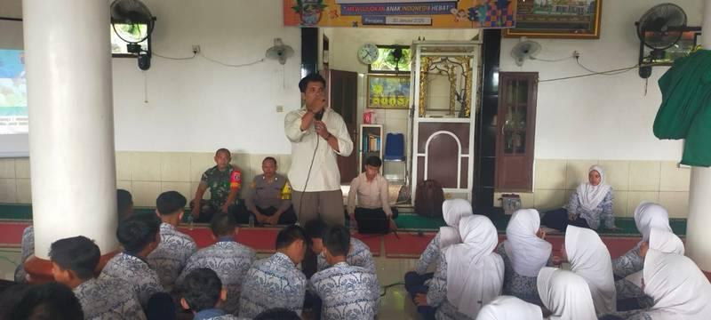 Peduli Generasi Muda, Babinsa Girimukti Hadiri Sosialisasi Anti Narkoba Di SMPN 5 PPU