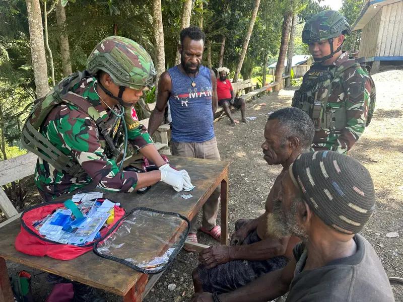 Satgas Yonif 614/RJP Berikan Pemeriksaan Kesehatan Gratis kepada Masyarakat Tolikara