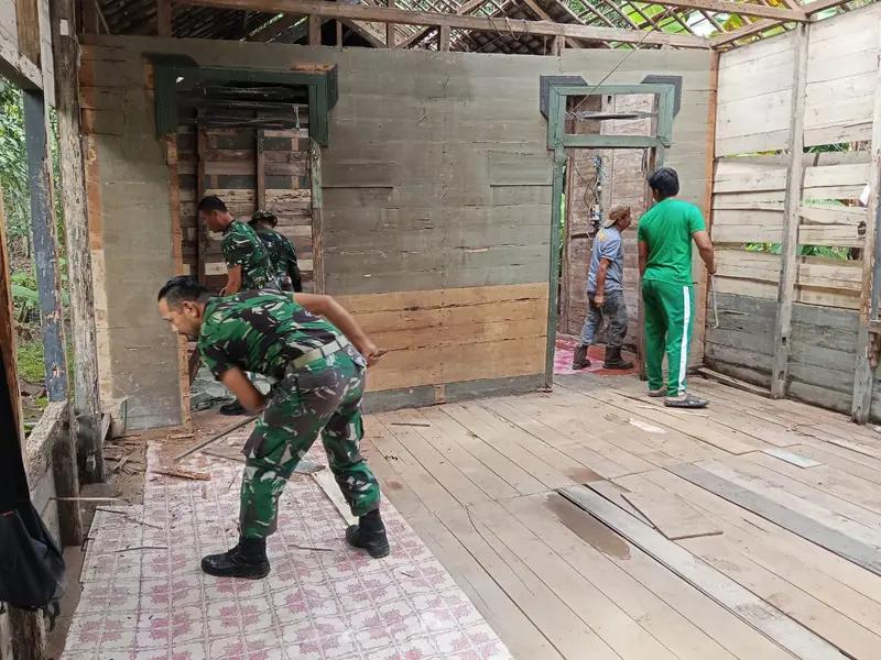 Membangun Kemanunggalan TNI-Rakyat: Babinsa Ikut Bongkar Rumah Warga