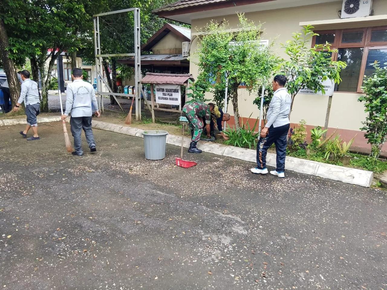 Jumat Bersih di Mabuun: TNI dan Warga Bersatu Ciptakan Lingkungan Sehat