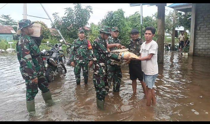 Selain Bantu Tenaga Kodim 1009/Tanah Laut Juga Salurkan Bantuan Logistik Kepada Korban Bencana Banjir