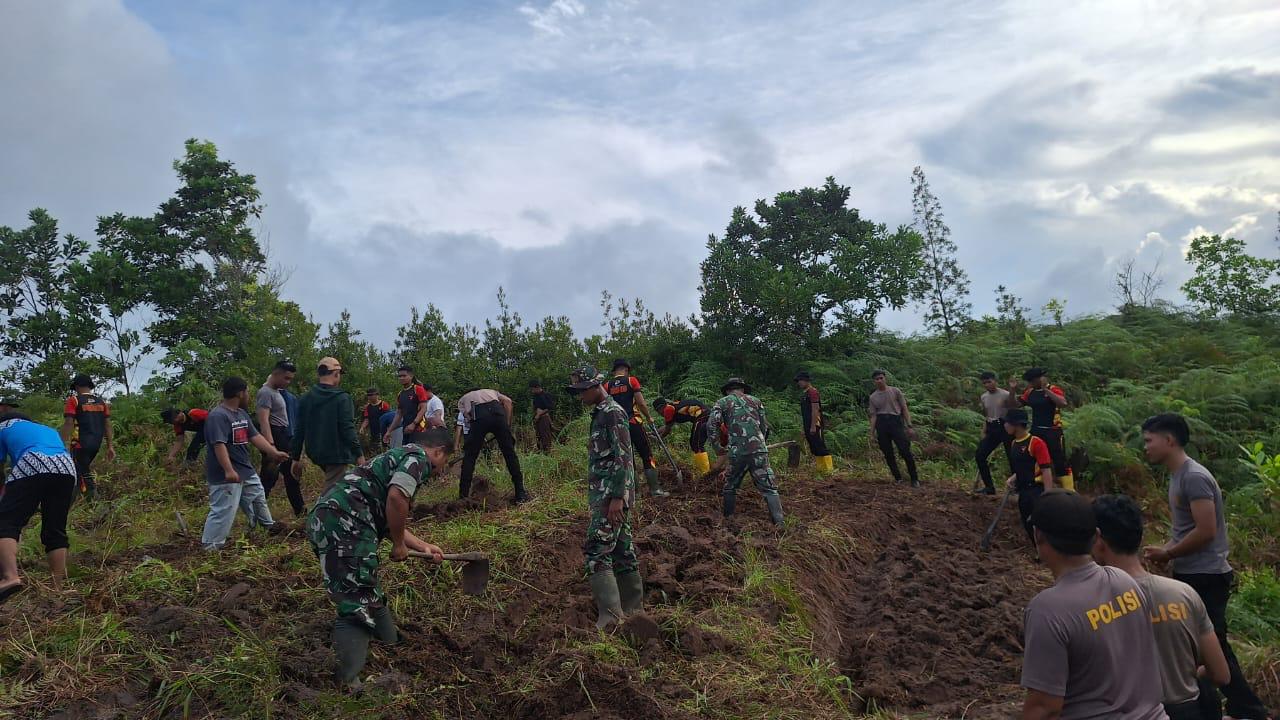 Sinergi Bersama,TNI – POLRI Ditarakan Wujudkan Lingkungan Bersih Keluarga Bapak Sujak