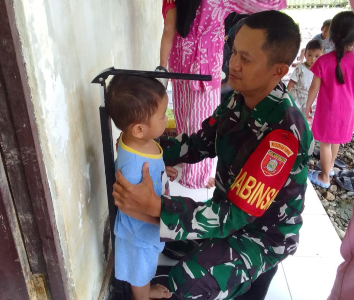 Bentuk Kepedulian Kesehatan Balita Babinsa Koramil 06/Barabai Dampingi Kegiatan Posyandu