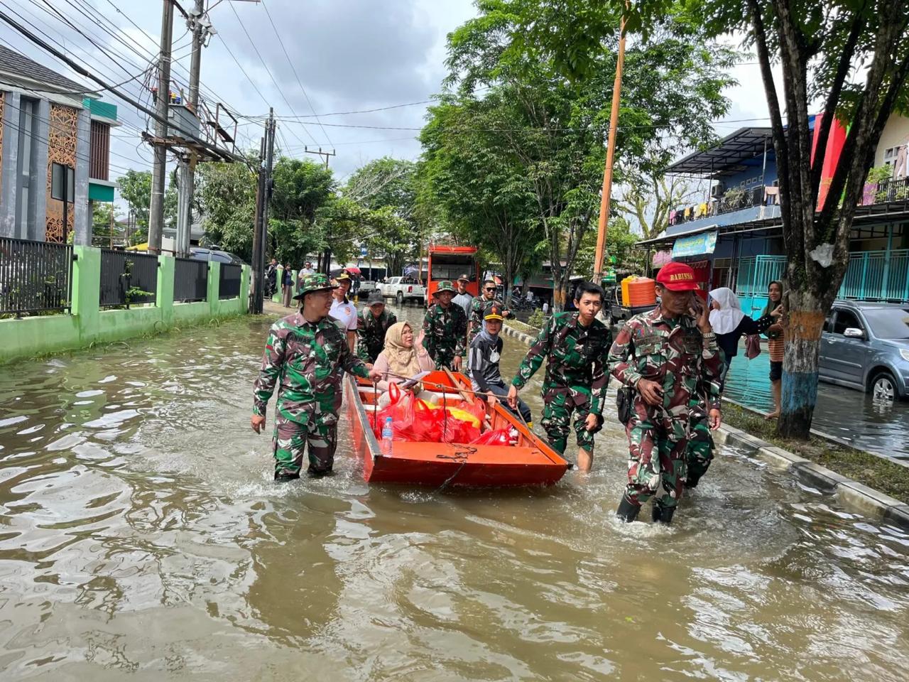 Dapur Umum untuk Warga Terdampak Banjir di Samarinda Didirikan, Denbekang VI/1.A Samarinda Produksi 2.000 Makanan Sekali Masak
