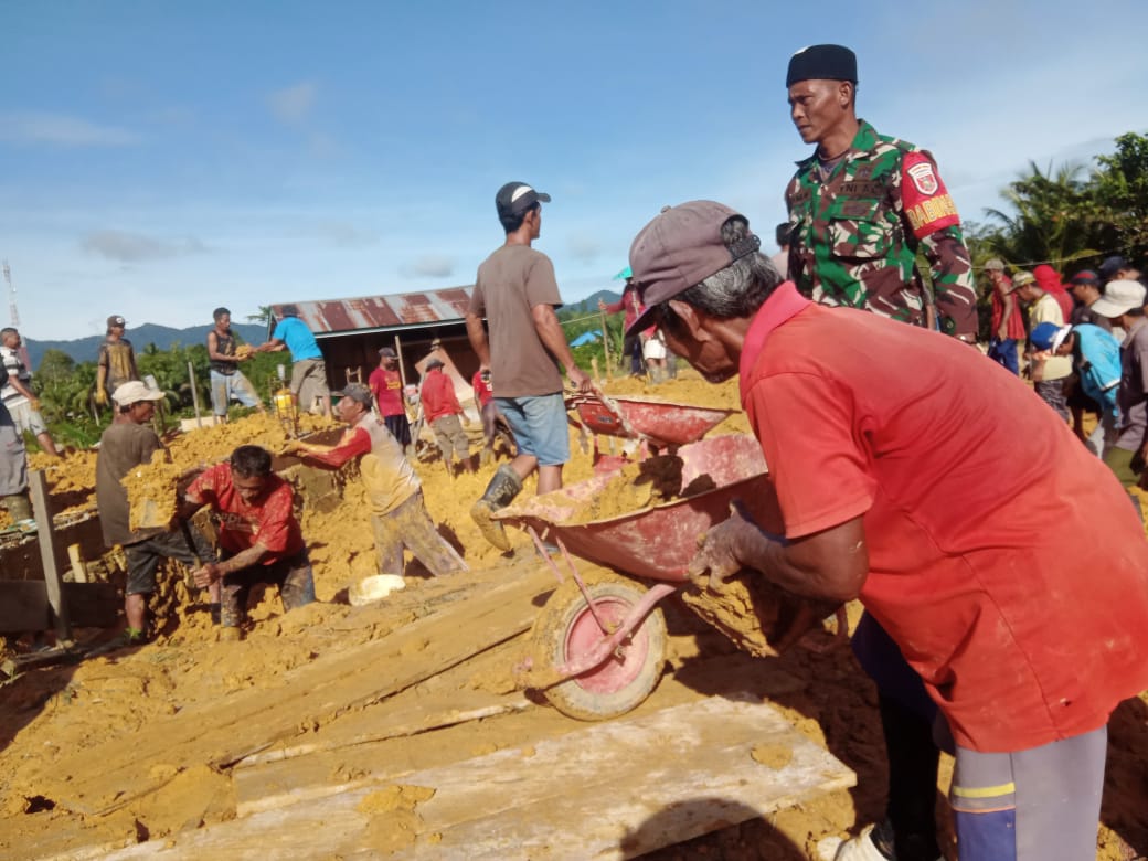 Sertu Imam Bersama Warga Gotong Royong Timbun Pembangunan Masjid Baiturrohman