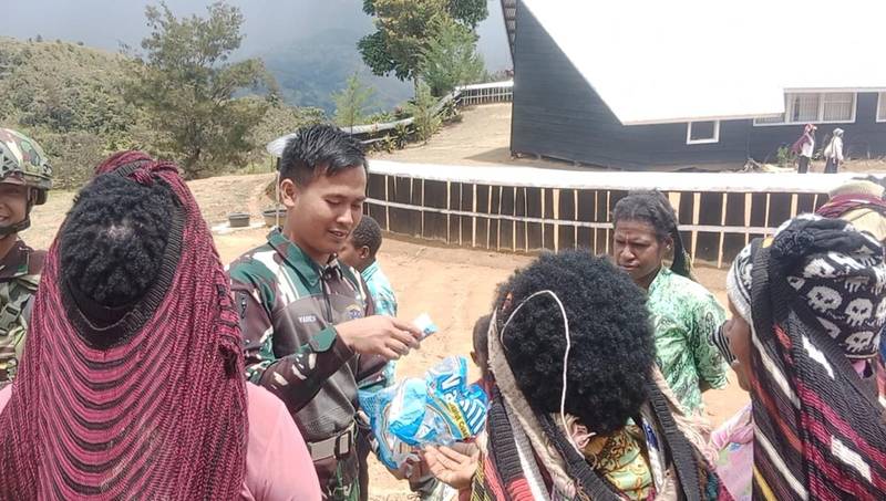 Meningkatkan Komunikasi Sosial, Satgas Yonif 614/RJP Pos Popome Melakukan Anjangsana