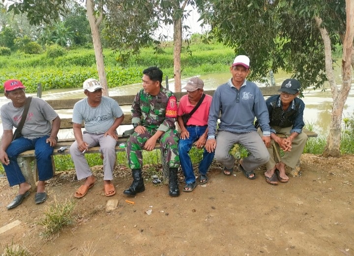 Tingkatkan Kemanunggalan dengan Rakyat Melalui Komsos Babinsa