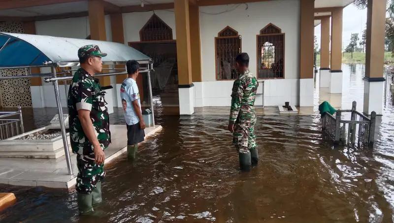 Pelda Maizul Hakim, Babinsa Koramil 1003-06, Pantau Kondisi Wilayah Pasca Hujan Lebat di Kalumpang
