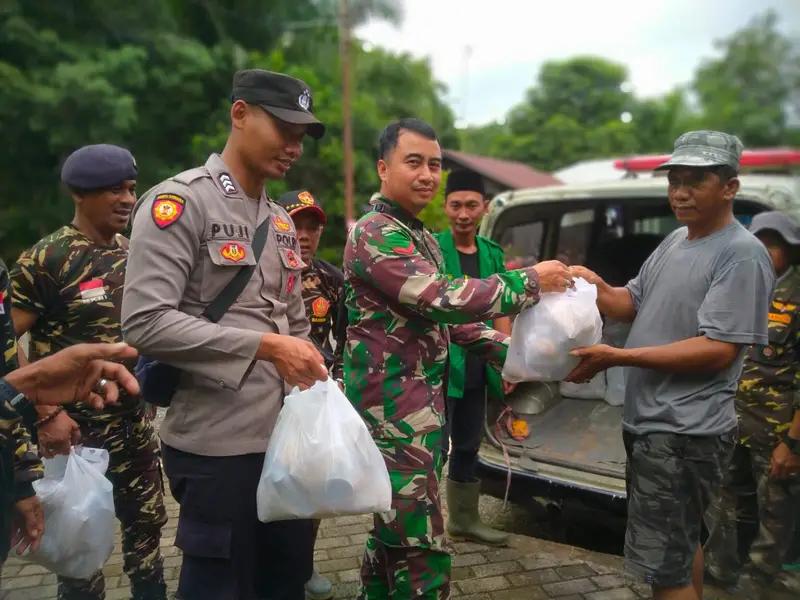 Babinsa Simpang Empat Turut Andil Dalam Pendistribusian Bantuan Kepada Warga Terdampak Banjir